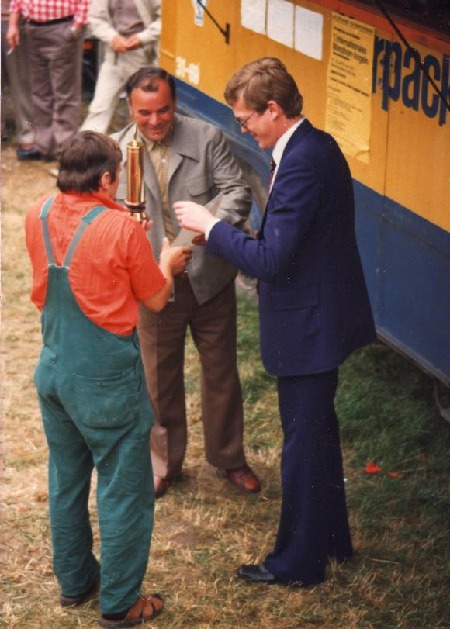 &acute;Karl-Heinz erh&auml;lt den Pokal